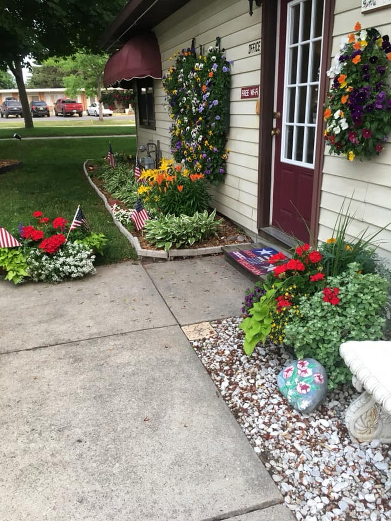 Maple Leaf Motel - Vintage Postcard (newer photo)